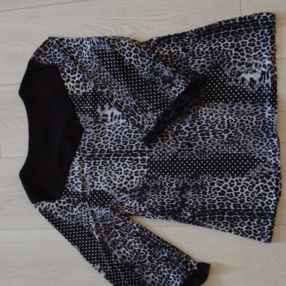 🆕 Velvet & Leopard Print Stretch BELL SLEEVE w Cut Out Top by ADELE & MAY!! - Picture 4 of 6